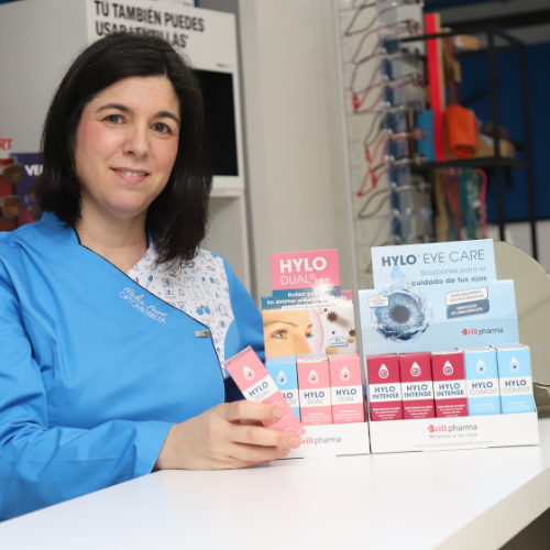 Nadia mostrando la gama de colirios de la gama Hylo con ácido hialurónico.