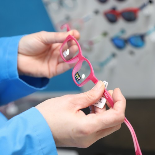 Imagen donde se muestra la flexibilidad una gafa indestructible de NanoVista para niños
