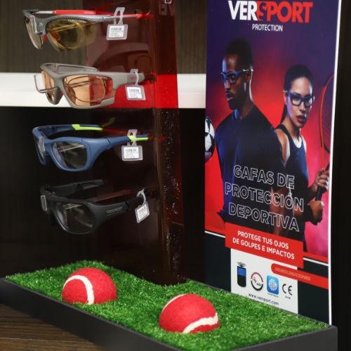 Imagen del expositor de las gafas de protección deportiva de la marca VerSport en Arpe Óptica